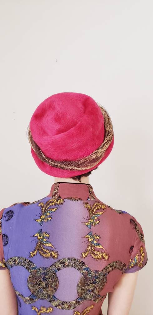 Vintage 1950s Bes-Ben Hat / Designer 50s Fuschia Pink Raspberry Red Wool Felt Hat with Gold Feather Trim