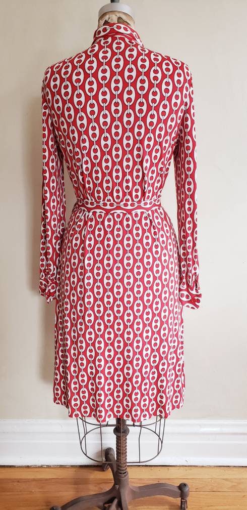 1970s Red White Graphic Print Long Sleeved Dress / 70s Shirtdress with White Chain Polkadot Pattern Jersey / Med / Atia