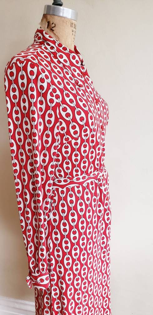 1970s Red White Graphic Print Long Sleeved Dress / 70s Shirtdress with White Chain Polkadot Pattern Jersey / Med / Atia