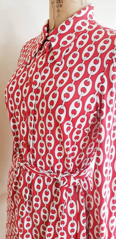 1970s Red White Graphic Print Long Sleeved Dress / 70s Shirtdress with White Chain Polkadot Pattern Jersey / Med / Atia