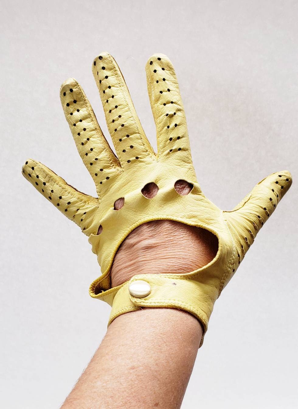 Yellow leather deals fingerless gloves