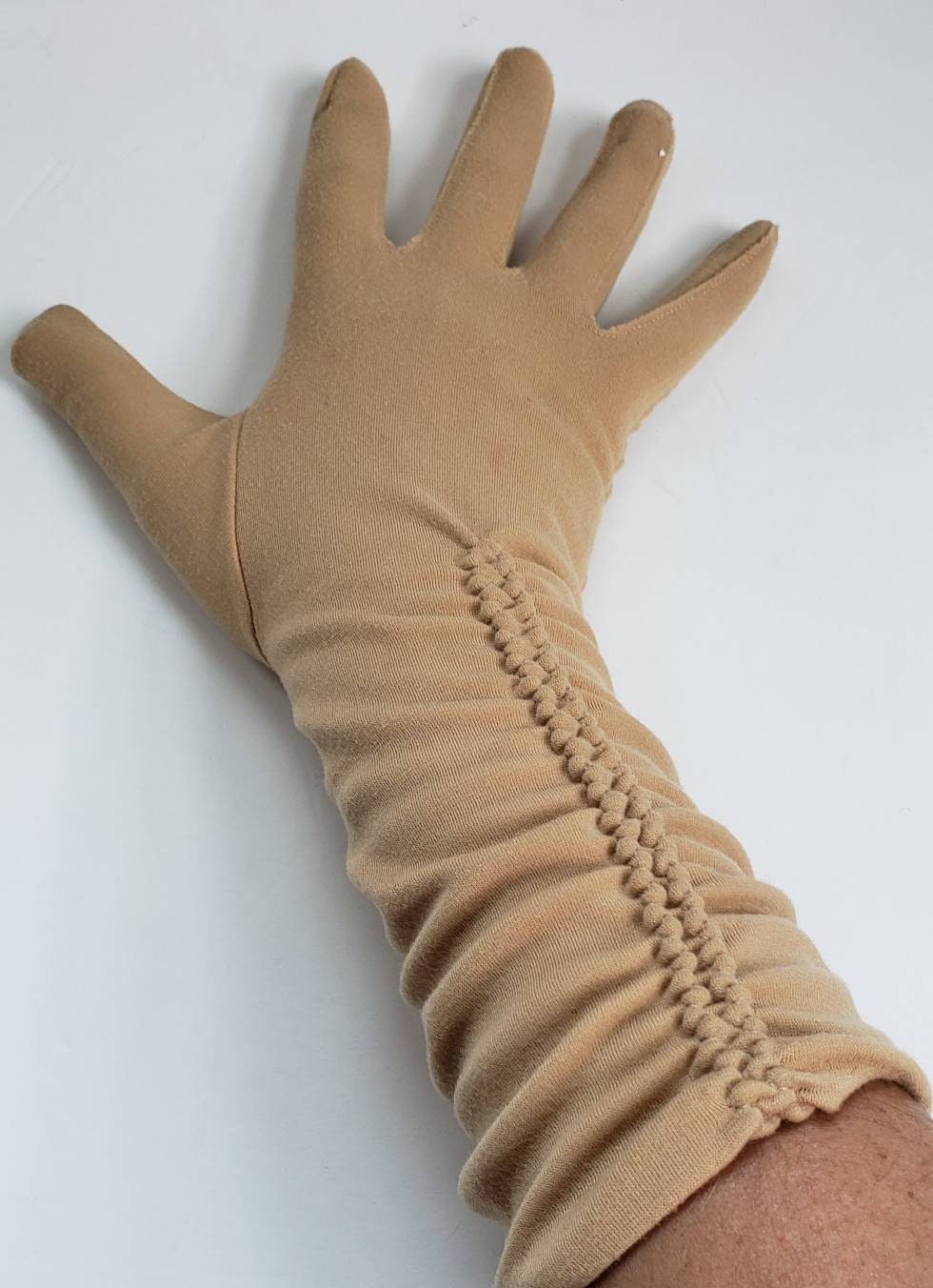 1950s Beige Gloves Ruched Elastic Design / 50s Three Quarters Length Day Gloves Light Tan / Jacqui