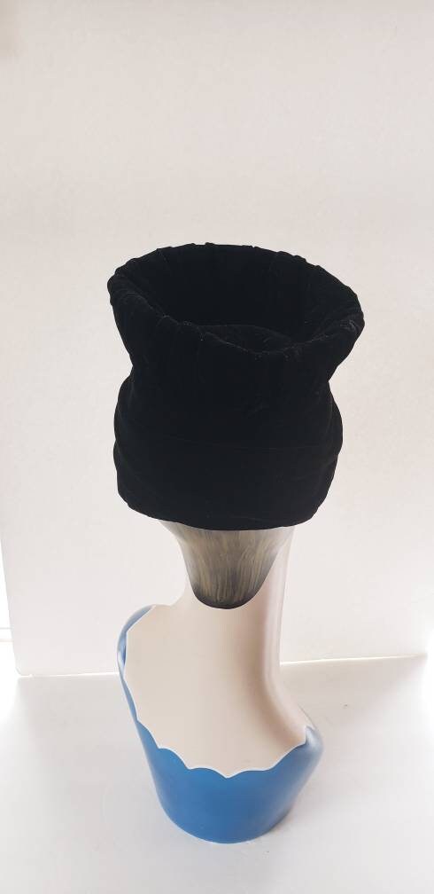 1950s Black Velvet Toque Hat Rhinestone Brooch / 50s Midcentury Modern Tall Evening Party Dressy Cocktail Hat / Desi