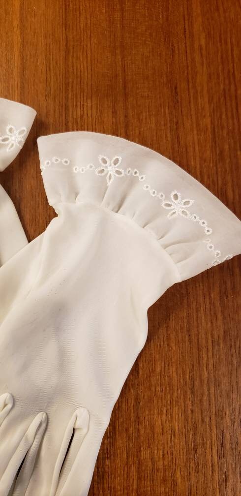 1950s White Nylon Cuffed Gloves / 50s Cocktail Gloves Eyelet Lace Ruffle Wedding Bridal / Feminine Frilly / Norma