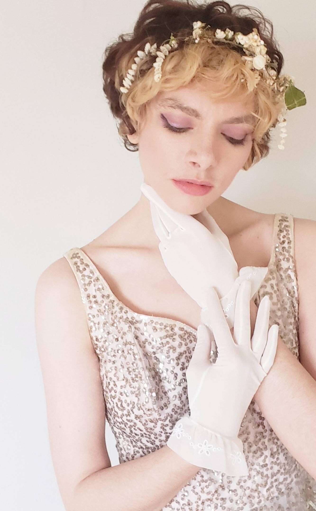 1950s White Nylon Cuffed Gloves / 50s Cocktail Gloves Eyelet Lace Ruffle Wedding Bridal / Feminine Frilly / Norma