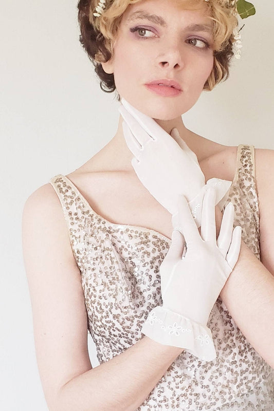 1950s White Nylon Cuffed Gloves / 50s Cocktail Gloves Eyelet Lace Ruffle Wedding Bridal / Feminine Frilly / Norma