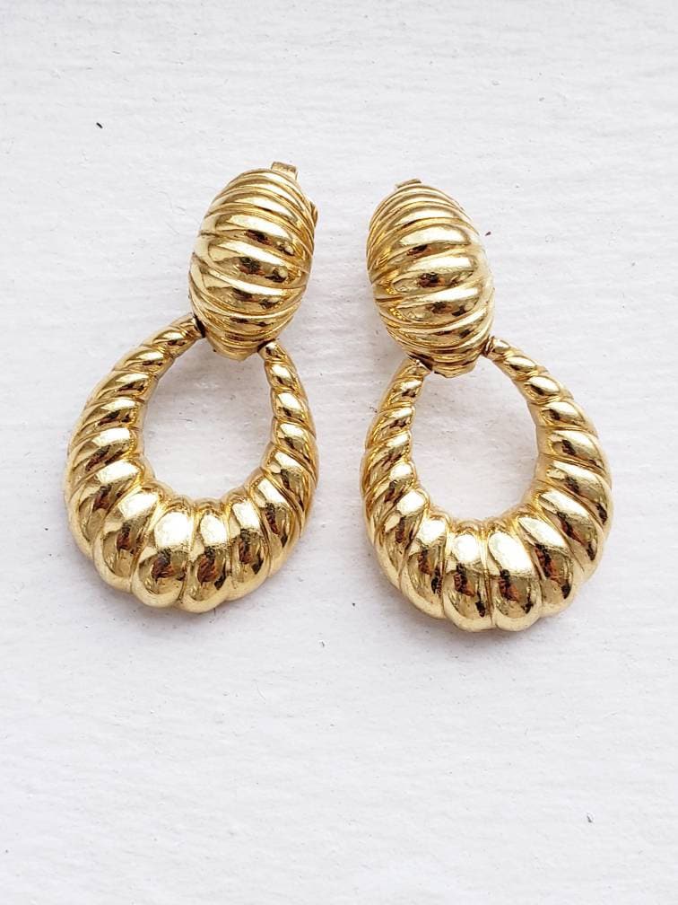 1990s Trifari Gold Dangle Earring Clips / 90s Costume Jewelry Gold Ribbed Dangly Hoops Drop Clip Ons / Alita