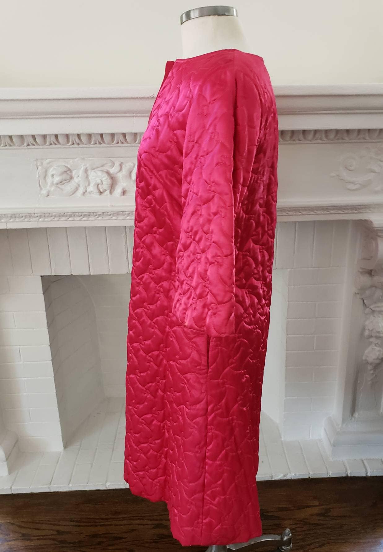 1960s Hot Pink Quilted Lounger robe / 60s A line Boudoir Jacket Zip Up Tassel Dela-Ann / Medium