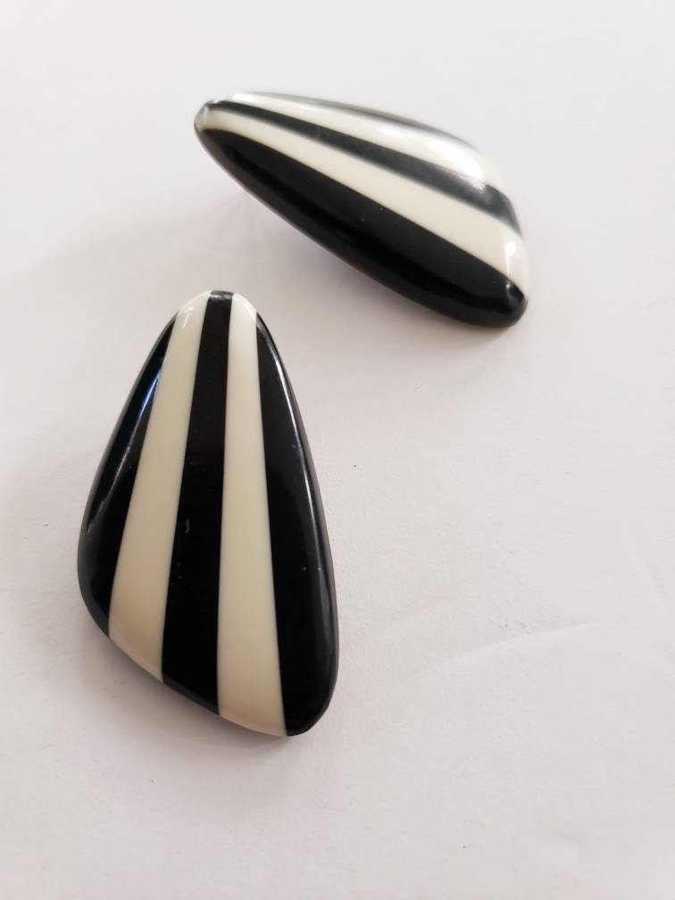 60s Black and White Striped Earrings / 60s Geometric Triangle Shaped Mod Op-Art Earrings Stripes / Gemma